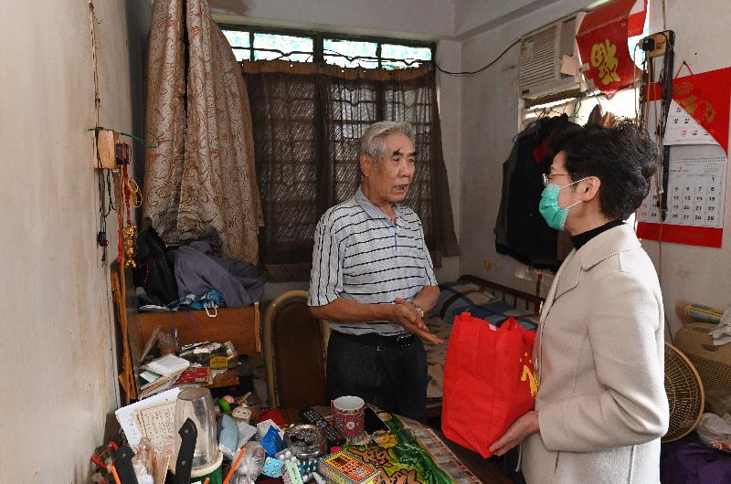 行政長官林鄭月娥今日下午到訪深水埗，向居於「劏房」的長者派發口罩等防疫用品。