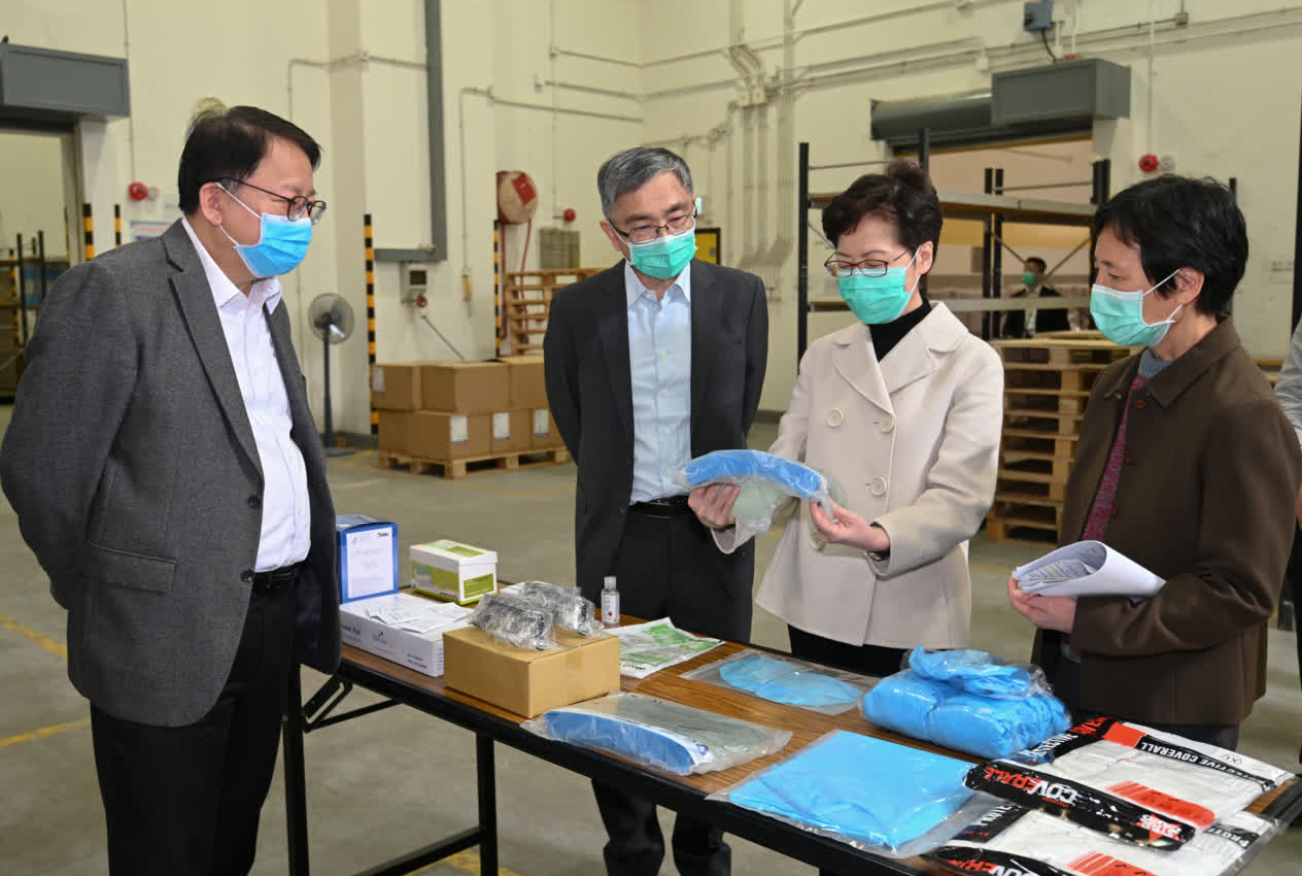 林鄭月娥探訪政府物料營運中心A了解該署採購防疫物資的工作 