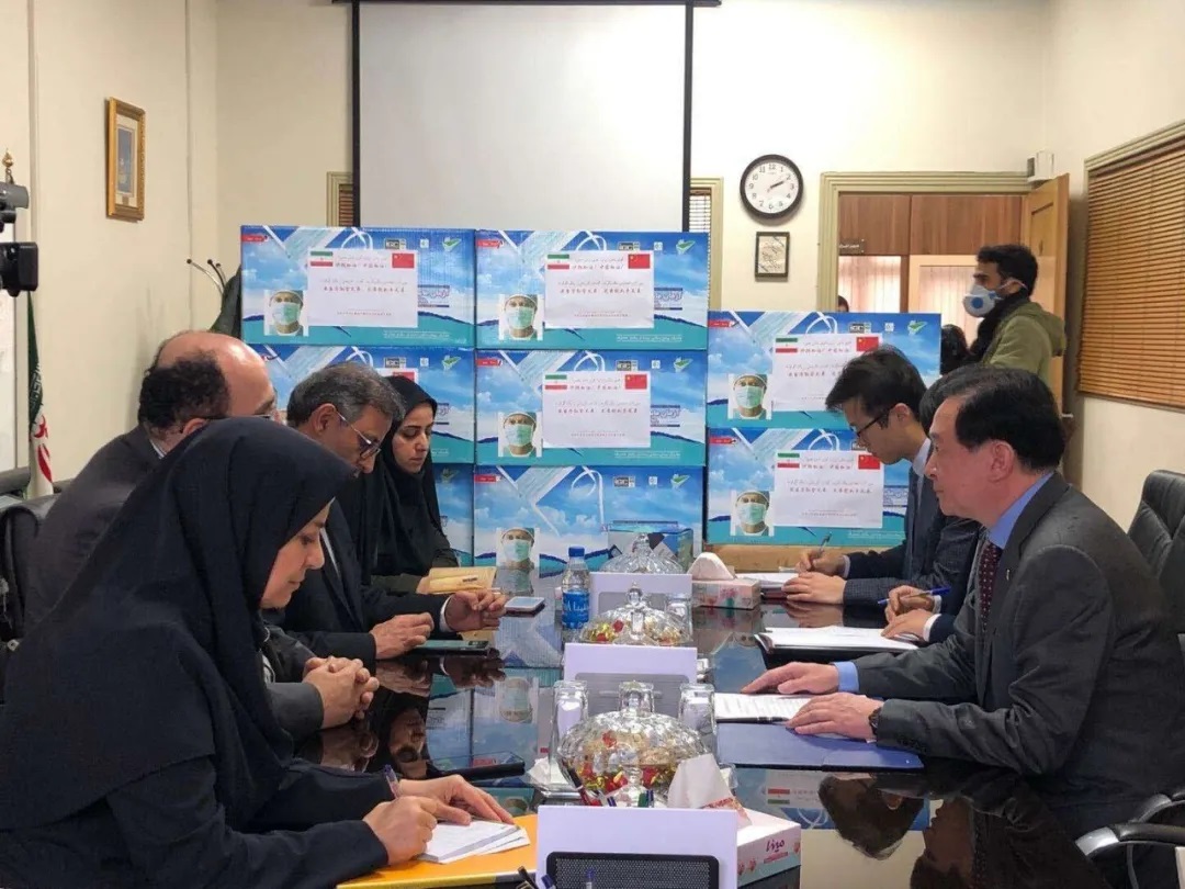 駐伊朗大使常華代表中國使館和在伊有關中資企業緊急向伊衞生部捐贈25萬隻口罩A助力伊朗抗擊新冠肺炎疫情]圖片來自中國駐伊朗大使館^