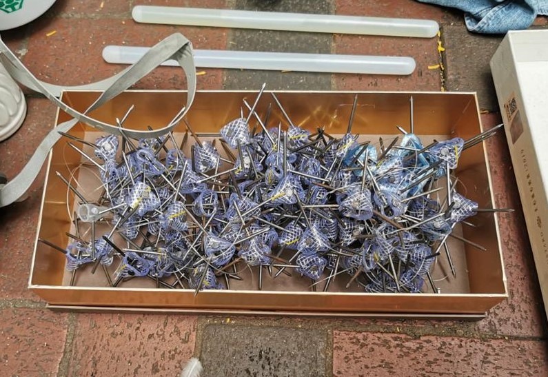 警方在元旦於灣仔區及東區拘捕5名男子A檢獲一批自製的攻擊性武器C(警方圖片) 