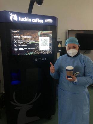 武漢開發區體育中心方艙醫院醫護人員喝到咖啡]受訪者供圖^