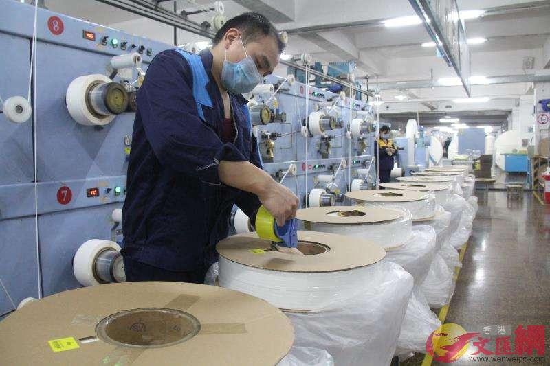 宜黃縣工業園區內，潔美電子科技有限公司的工人正在忙碌生產。記者王逍 攝