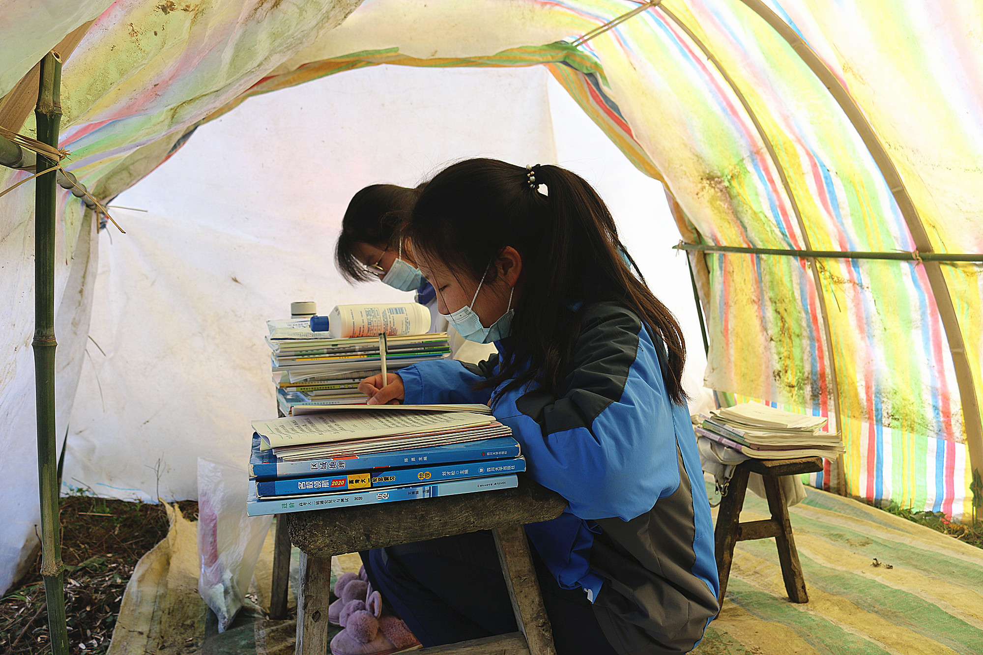 胡卉、胡新月姐妹倆在窩棚里學習。（香港文匯報記者 李兵 通訊員 陳鯨印 攝影報道）