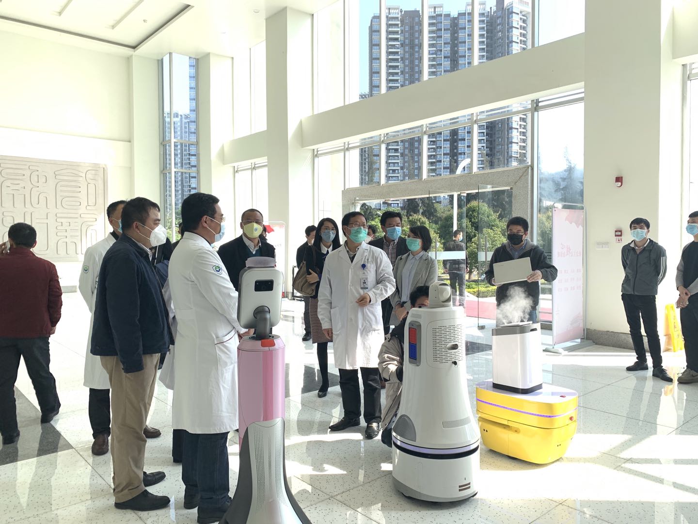  中智衞安與深圳科衞兩家機械人企業聯合向深大總醫院捐贈AI防疫機械人(受訪者供圖)