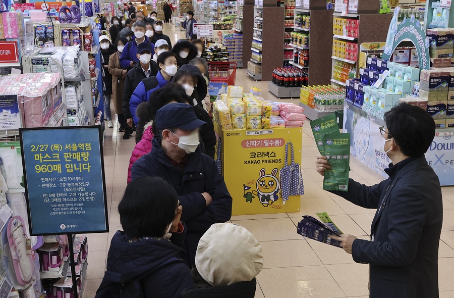 截至16時A韓國今日再增新冠病毒感染病例219例C圖為人們在首爾的一家超市排隊購買口罩]圖源G新華社^