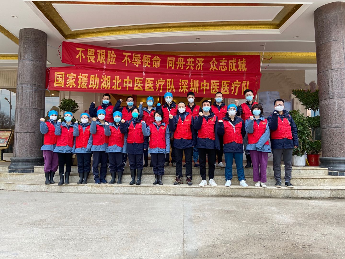深圳赴武漢中醫醫療隊救治患者首批8人出院