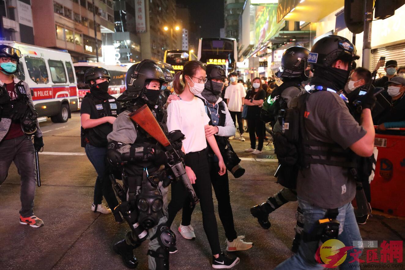 一名女子昨晚被防暴警帶走]香港文匯報圖片^