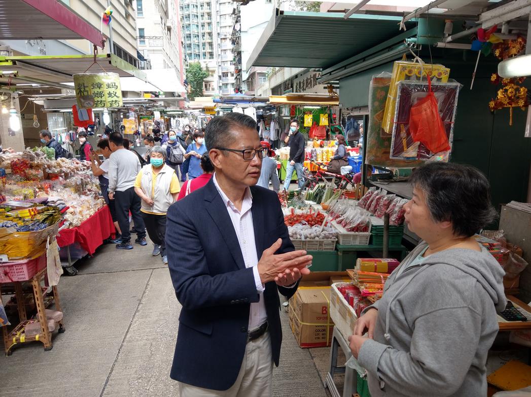 2月29日，陳茂波到街市、街邊的排檔和茶餐廳與市民聊天，傾聽他們對預算案的意見與想法。（陳茂波網誌圖片）