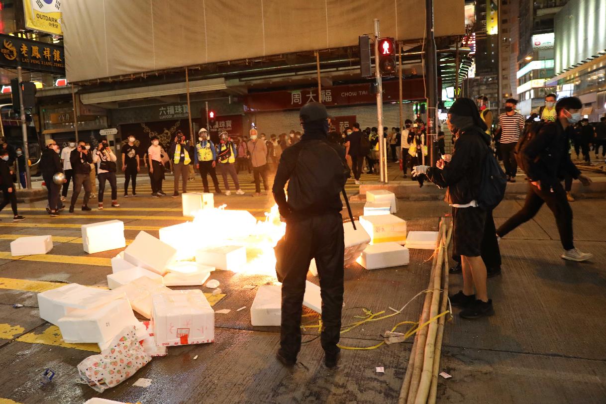 2月29日晚A大批暴徒聚集旺角一帶A用雜物堵路及縱火]香港文匯報記者攝^