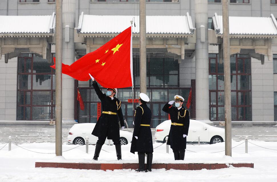 哈爾濱工程大學莊嚴升國旗迎新學期(受訪者供圖)