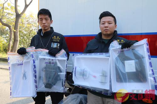 警方展示檢獲的遙控引爆裝置B防毒面具等證物]香港文匯報資料圖片^