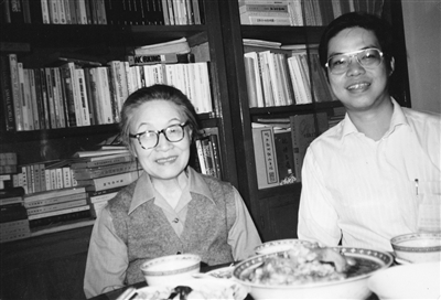 李国强(右)与杨绛合影(資料圖片)
