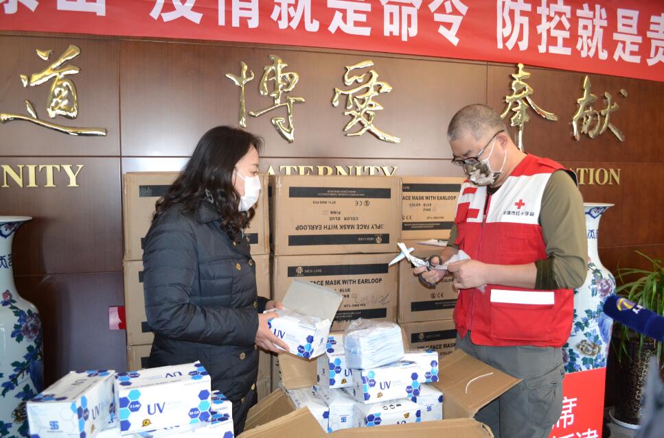 新華集團天津公司總經理張琪正在與天津紅十字會工作人員清點捐贈物資(受訪者供圖)