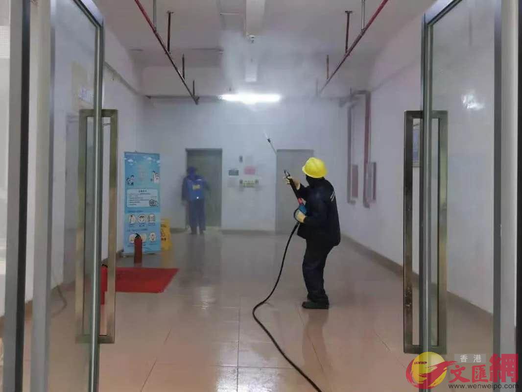 深圳龍華銀星科技園內A工人正在給園區廠房做防疫消殺(記者毛麗娟攝) 