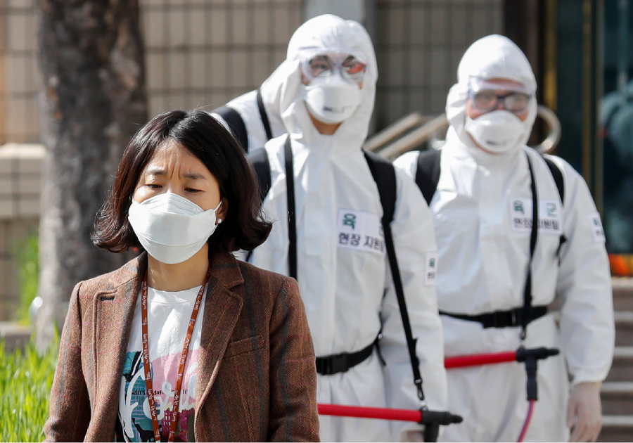 韓國宣佈投入抗疫戰C圖為正在大邱市執行消毒的士兵與戴上口罩的市民]路透社^