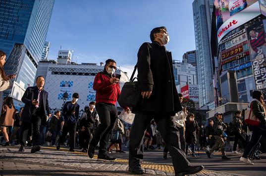 在日本街頭有市民戴口罩]路透社資料圖^