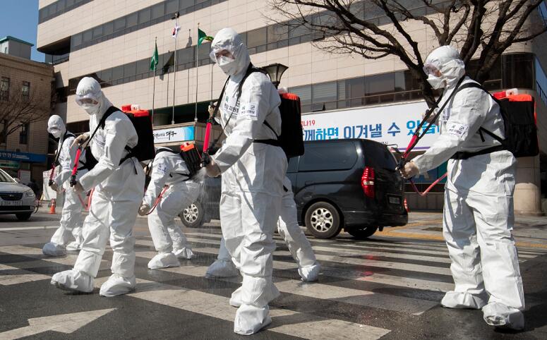 3月2日A韓國陸軍支援隊成員在大邱市進行消毒防疫(新華社圖片) 