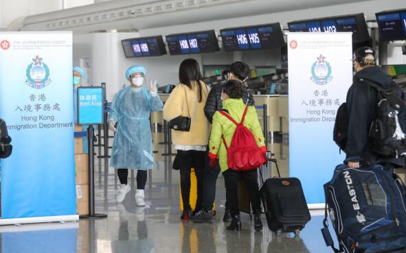 工作人員在武漢機場迎候港人乘坐包機(社交媒體圖片)