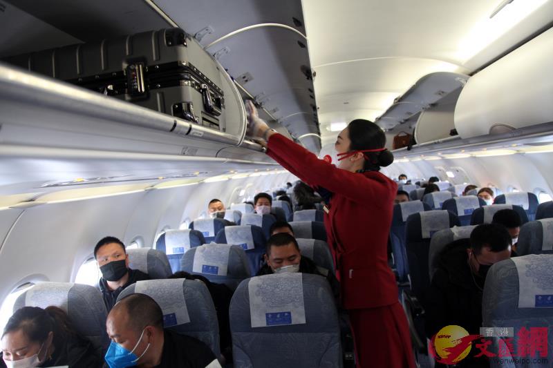 定制航班乘客集合後登上飛機(大公文匯全媒體記者攝)