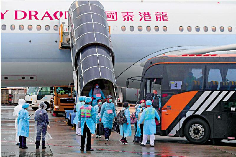 港府前兩日共派出四班包機前往武漢A接載滯鄂港人返港(資料圖片)