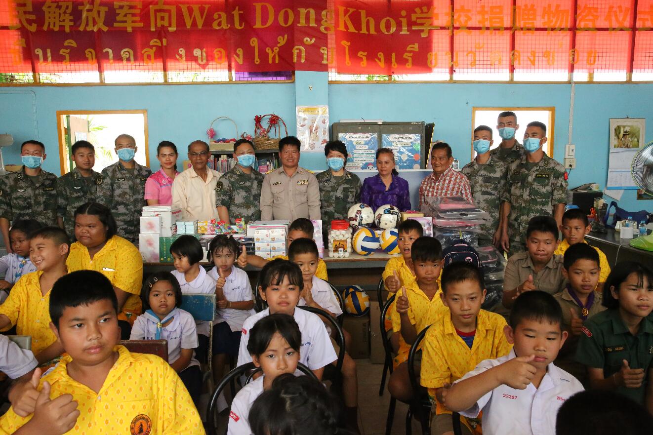 中國參演官兵向泰國彭世洛府瓦特東可伊小學贈送一批文體教學器材和生活用品C]中新社^