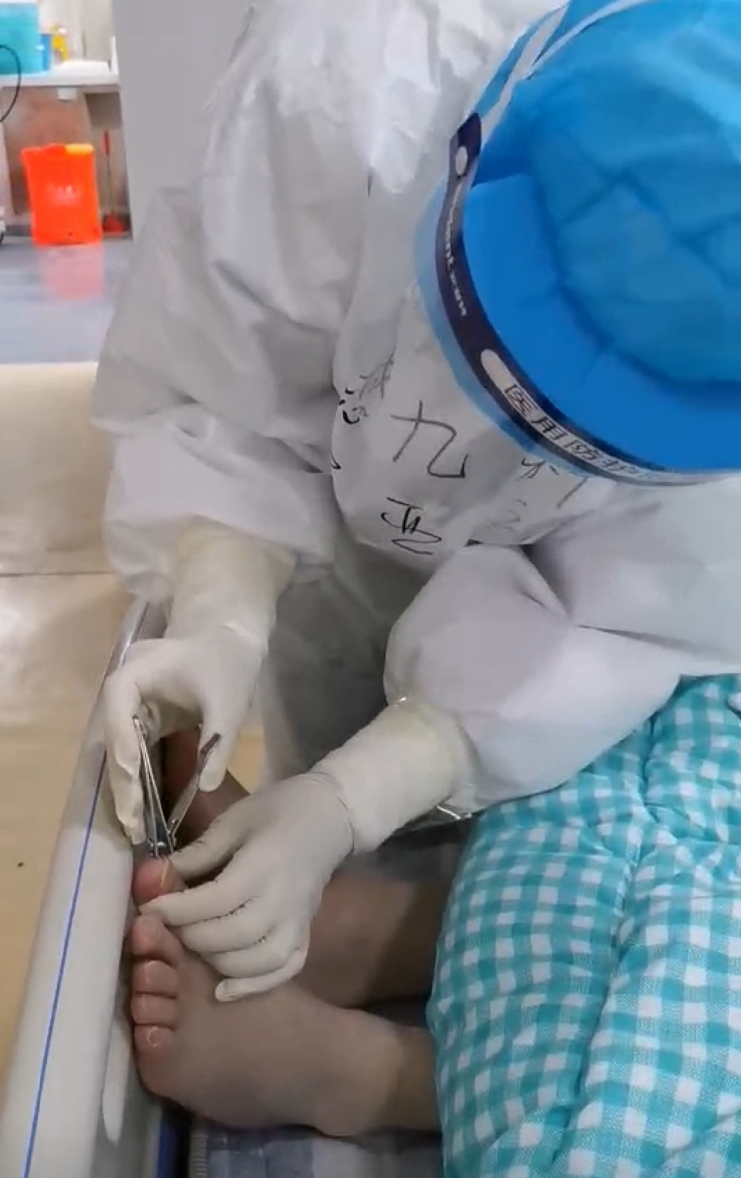 護士王亞運為患者剪指甲(受訪者供圖)