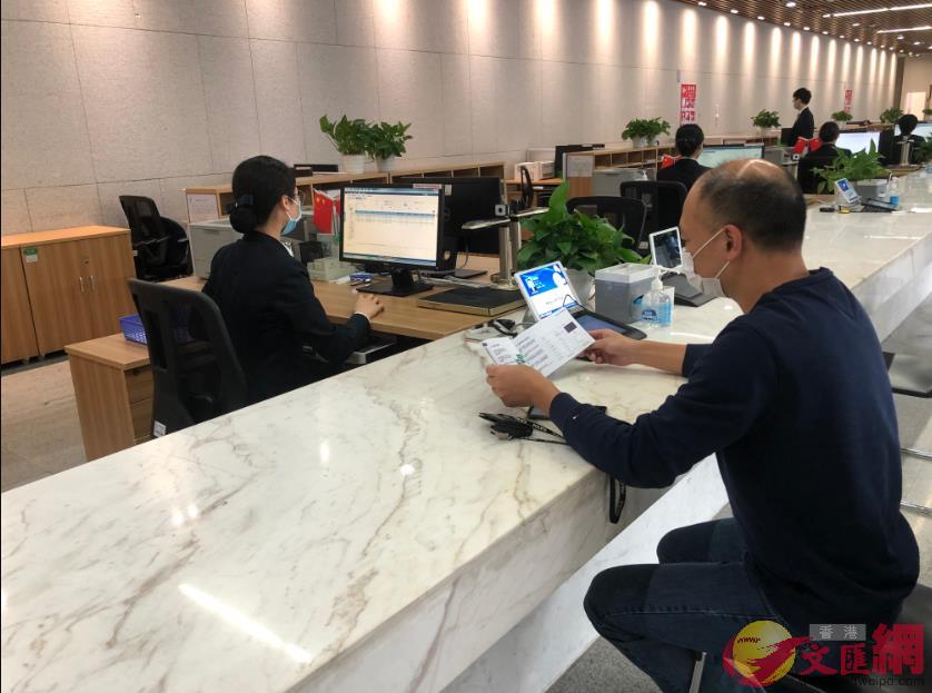 疫情期間A企業工作人員在行政服務大廳辦理業務]記者 郭若溪 攝^