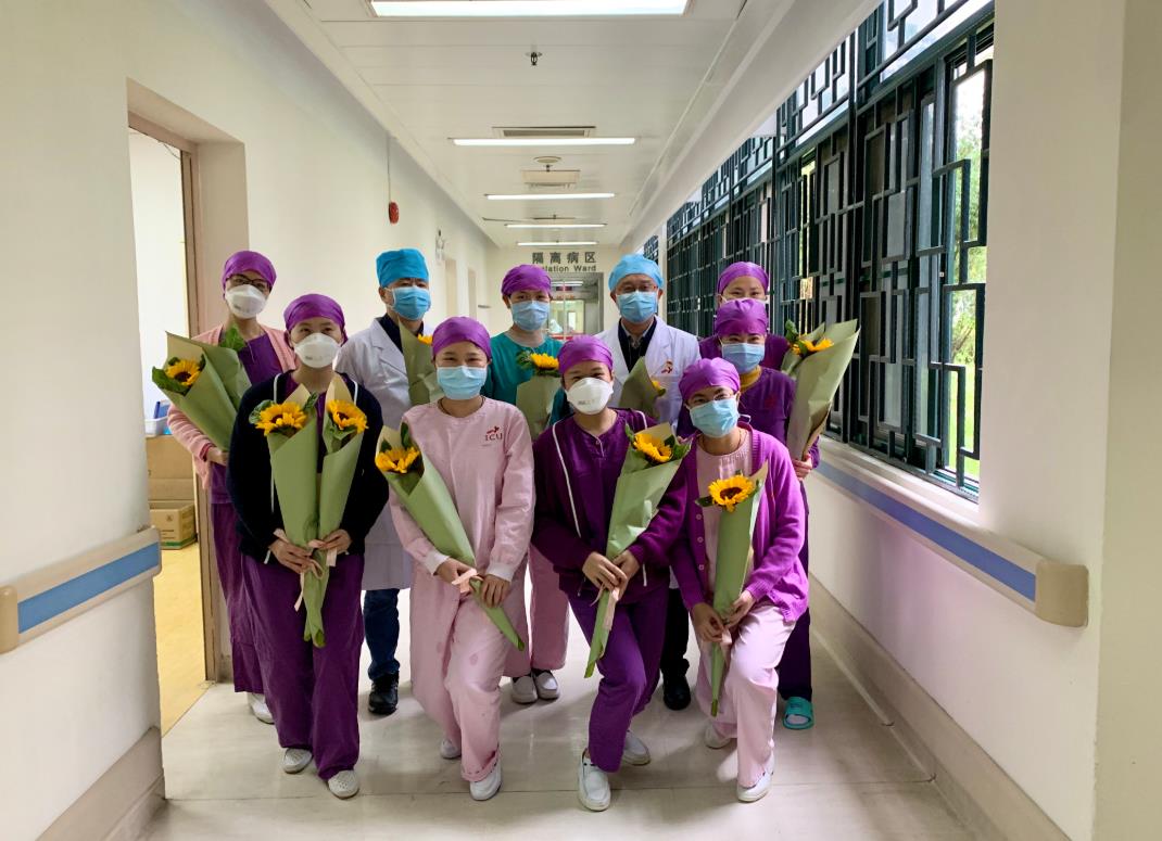 廣州市第八人民醫院隔離病區的醫護人員收到鮮花 (受訪者供圖)