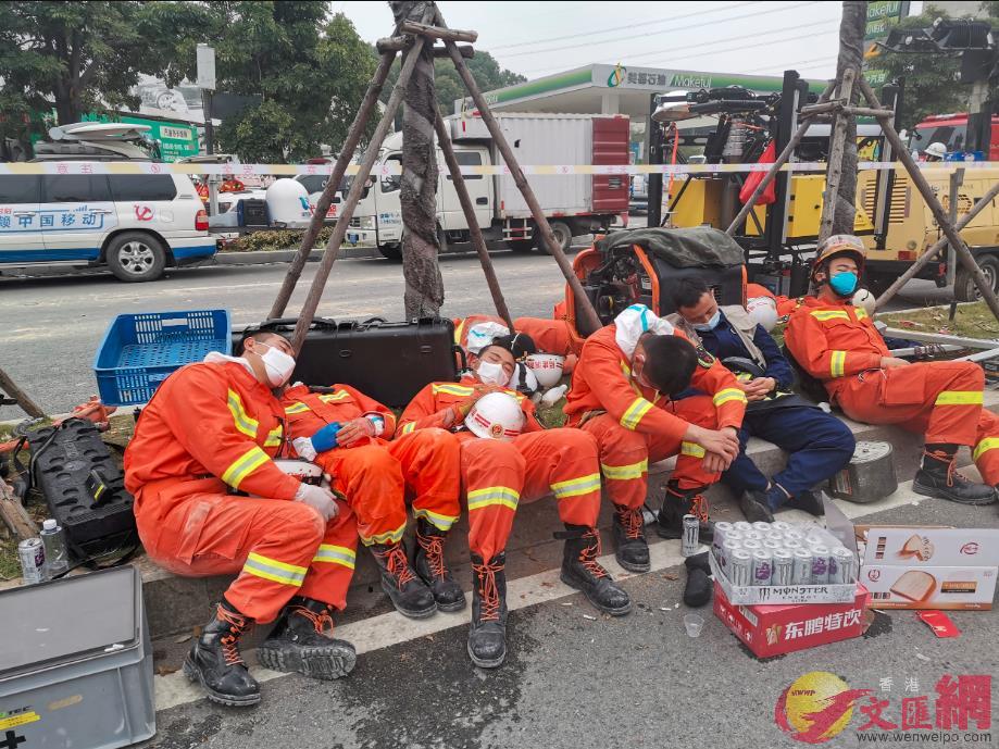 參加救援的消防人員連續奮戰已疲憊不堪A席地小憩(記者 蔣煌基 攝)