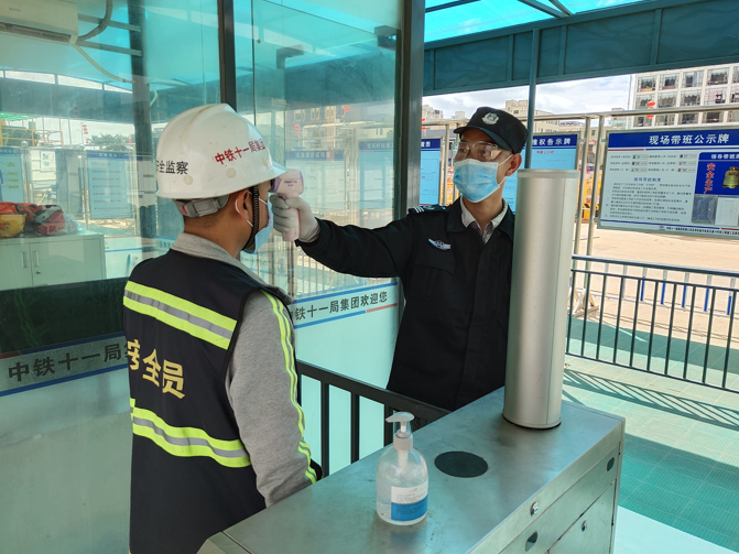 深圳地鐵16號線工人進場在測量體溫