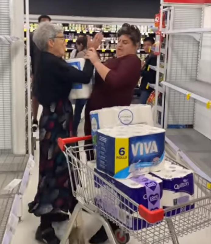 澳洲超市有老婦未能購得廁紙A出手掌摑掃貨婦人]網上截圖^
