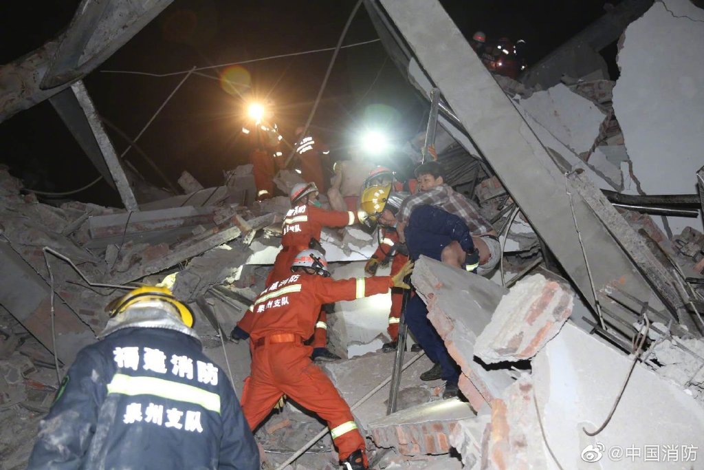 消防員在現場進行救援]中國消防微博圖^