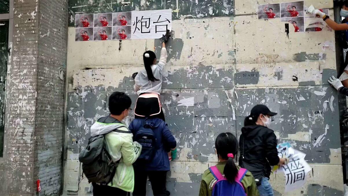 香港青少年義工清潔港島多個地區的非法文宣(讀者供圖)