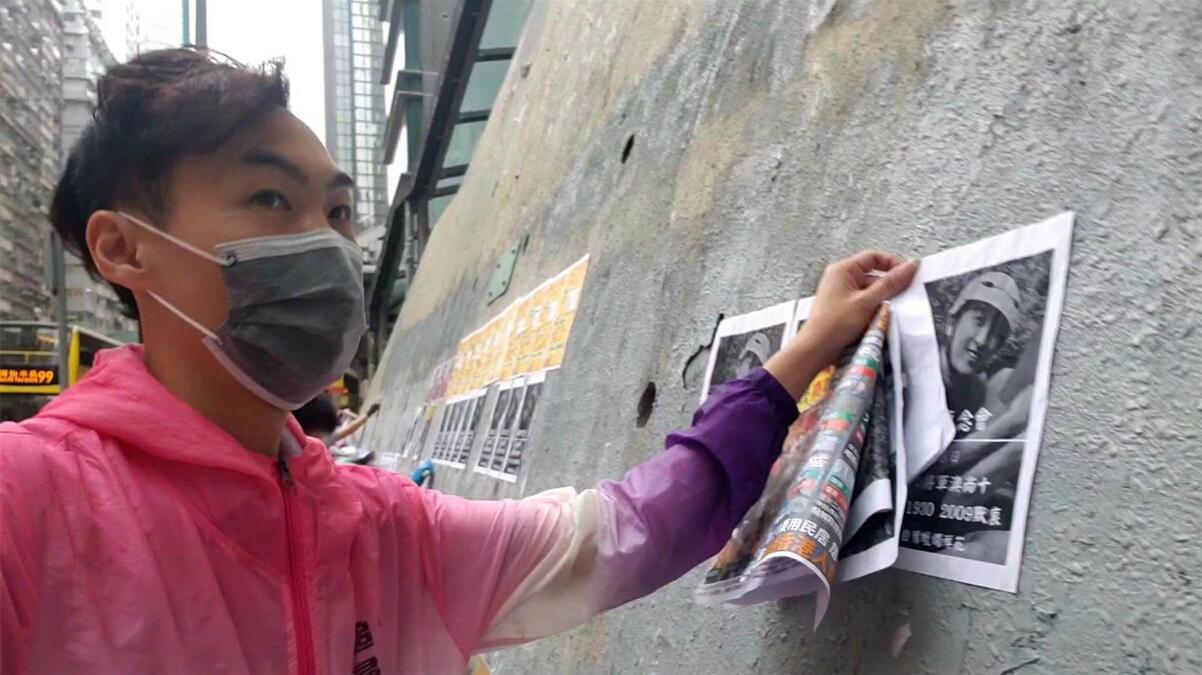 香港青少年義工清潔港島多個地區的非法文宣(讀者供圖)