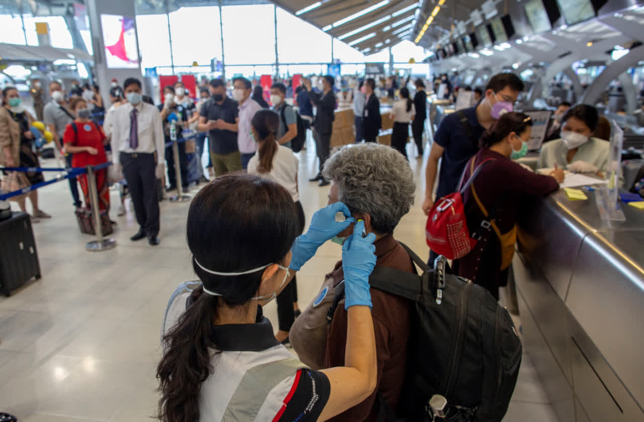 香港駐曼谷經貿辦表示，來自受疫情影響地區的旅客登機前需出示健康證明書(美聯社資料圖片)