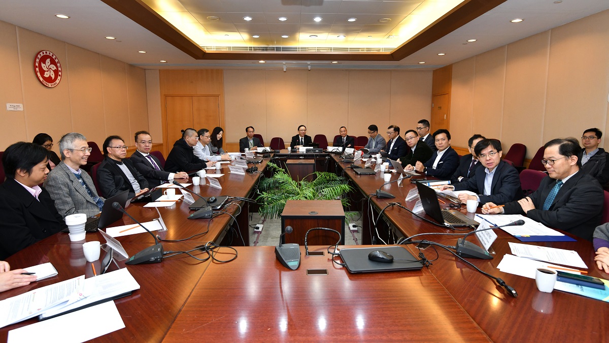 專家報告指出香港應當繼續推行智慧燈柱C圖為專責委員會會議]資料圖片^