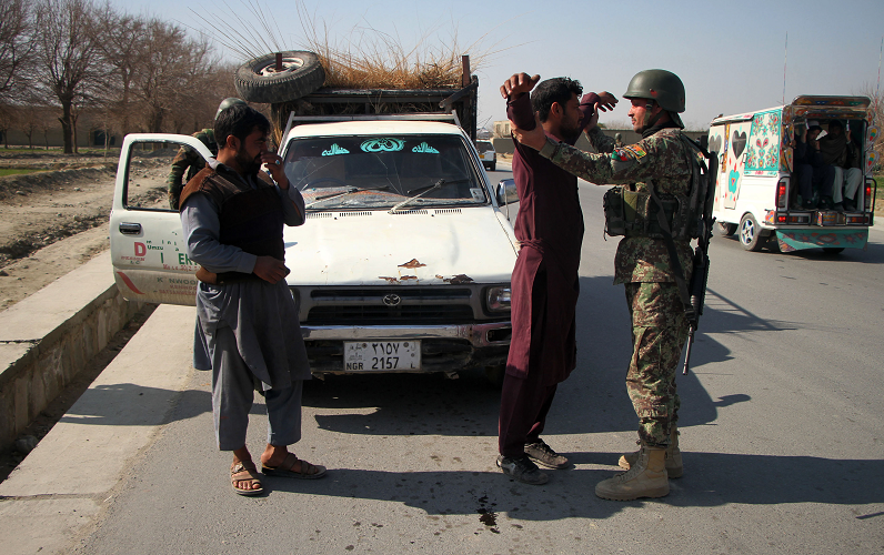 駐阿富汗美軍在檢查站檢查過路司機]新華社資料圖片^