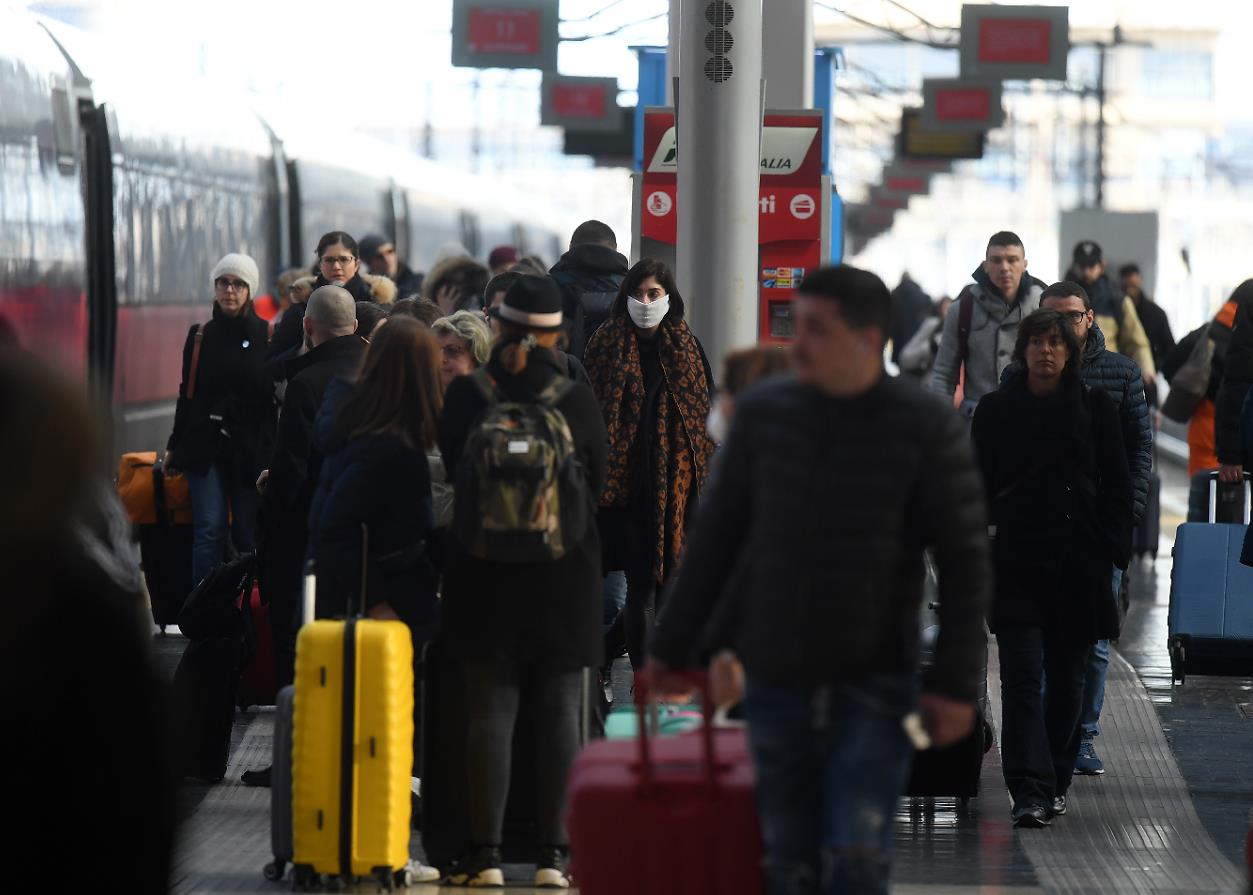G多間旅行社宣佈取消3月大部分歐洲團C圖為意大利米蘭中央車站A鮮少有旅客佩戴口罩(新華社資料圖片)