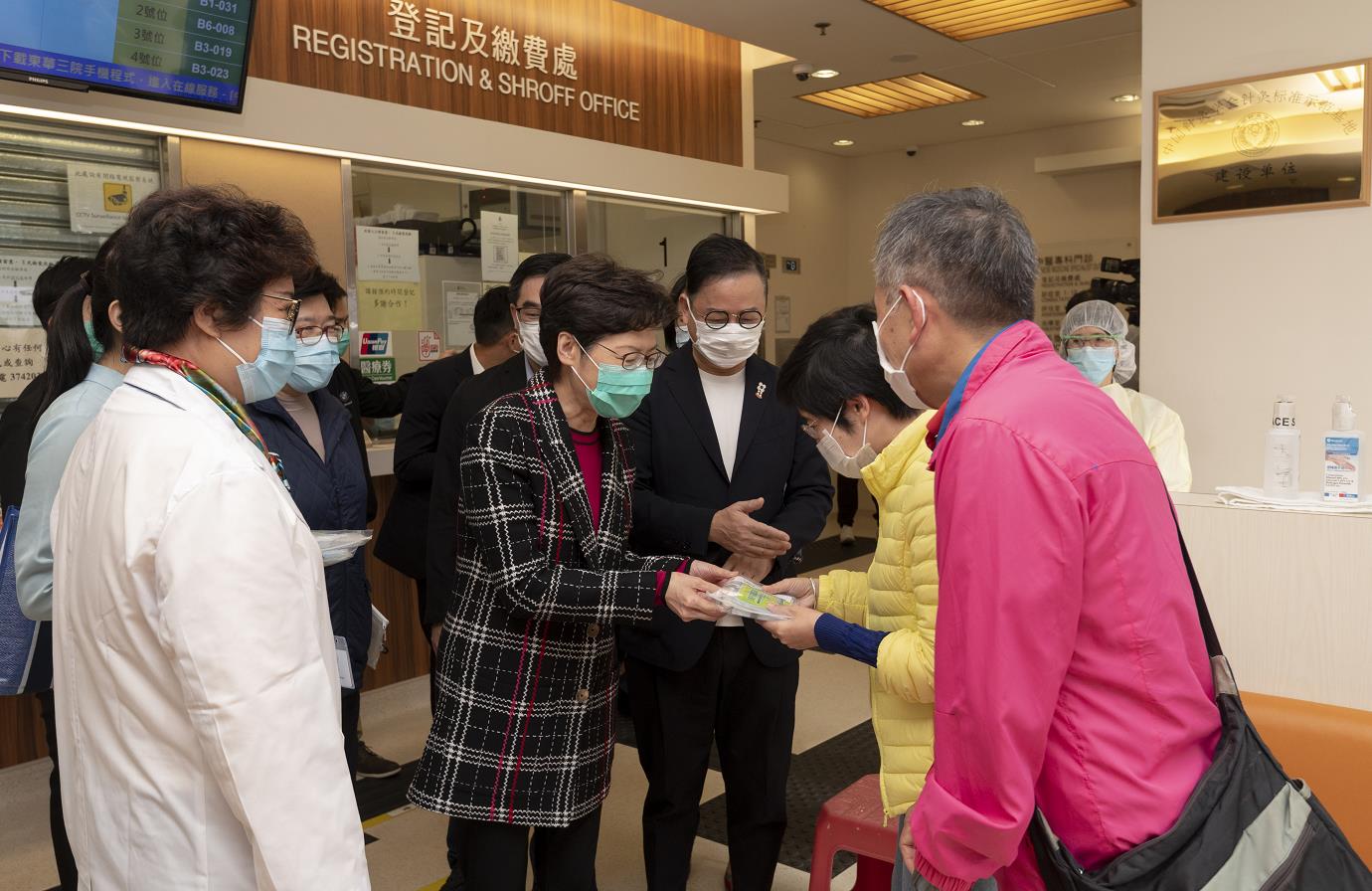 林鄭月娥向診所內的求診人士派發口罩和其他防疫物資C政府新聞處圖片