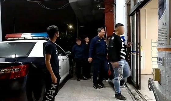 警方獲報到場處理A將受傷2人送醫A並帶回涉案4人調查]台灣u中央社v^