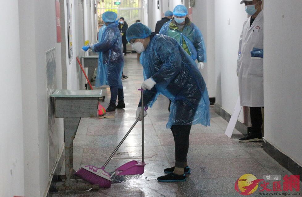今年2月A重慶三峽醫藥高等專科學校被當地指定為集中醫學觀察隔離點A3棟宿舍樓B450個宿舍房間被集中徵用C圖為教師及志願者在打掃衛生(張蕊 攝)