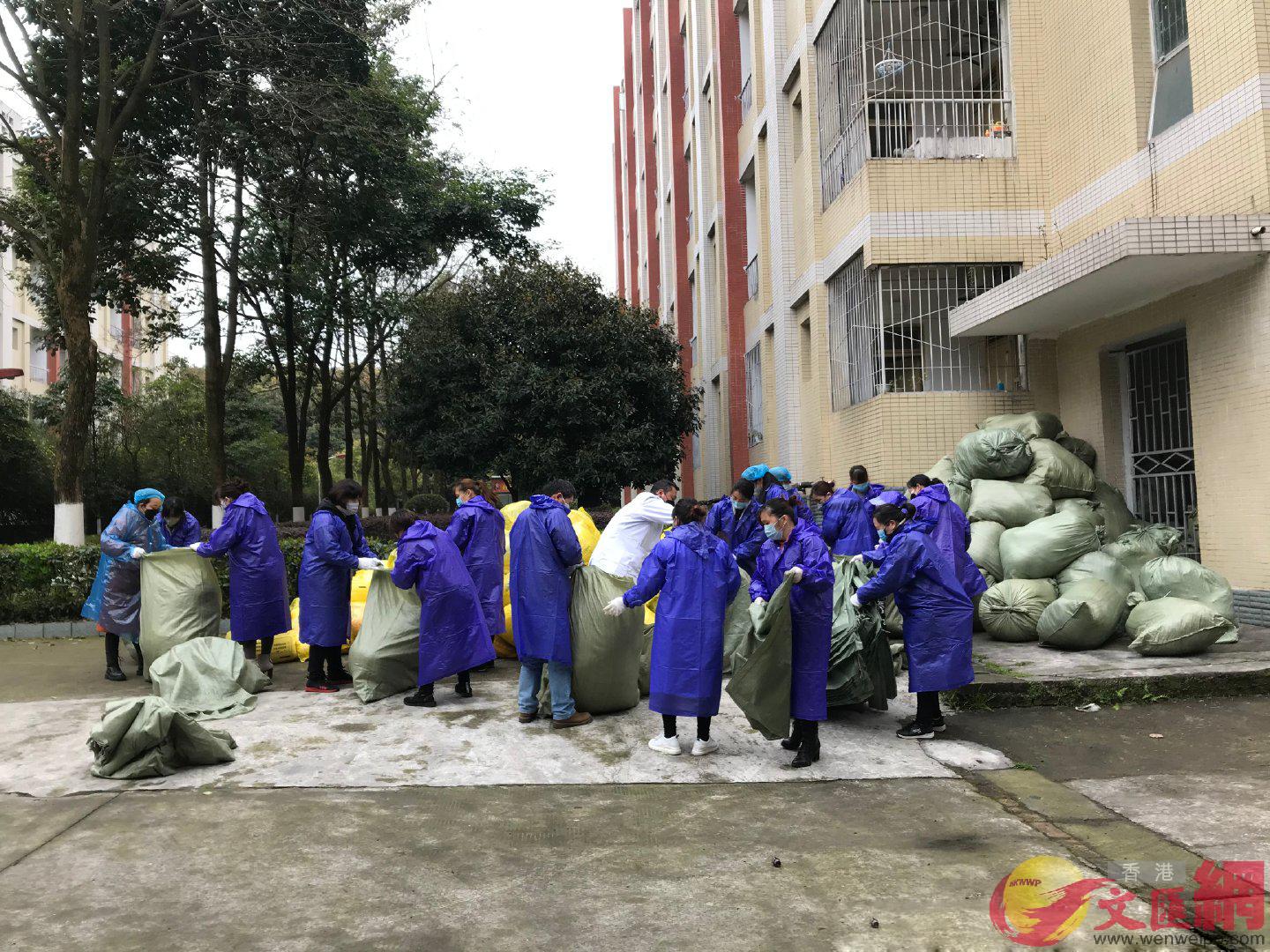 3月11日A120名教師志願者進入學生宿舍A進行清理消殺工作C(張蕊 攝)