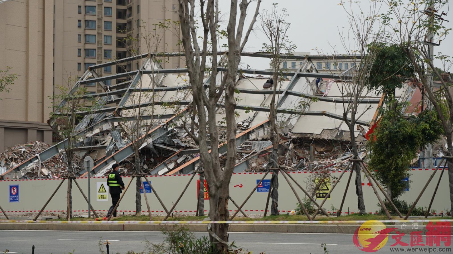 欣佳酒店坍塌現場已用一人多高鐵皮圍擋A對事故現場封存B勘察 (記者蔣煌基 攝)