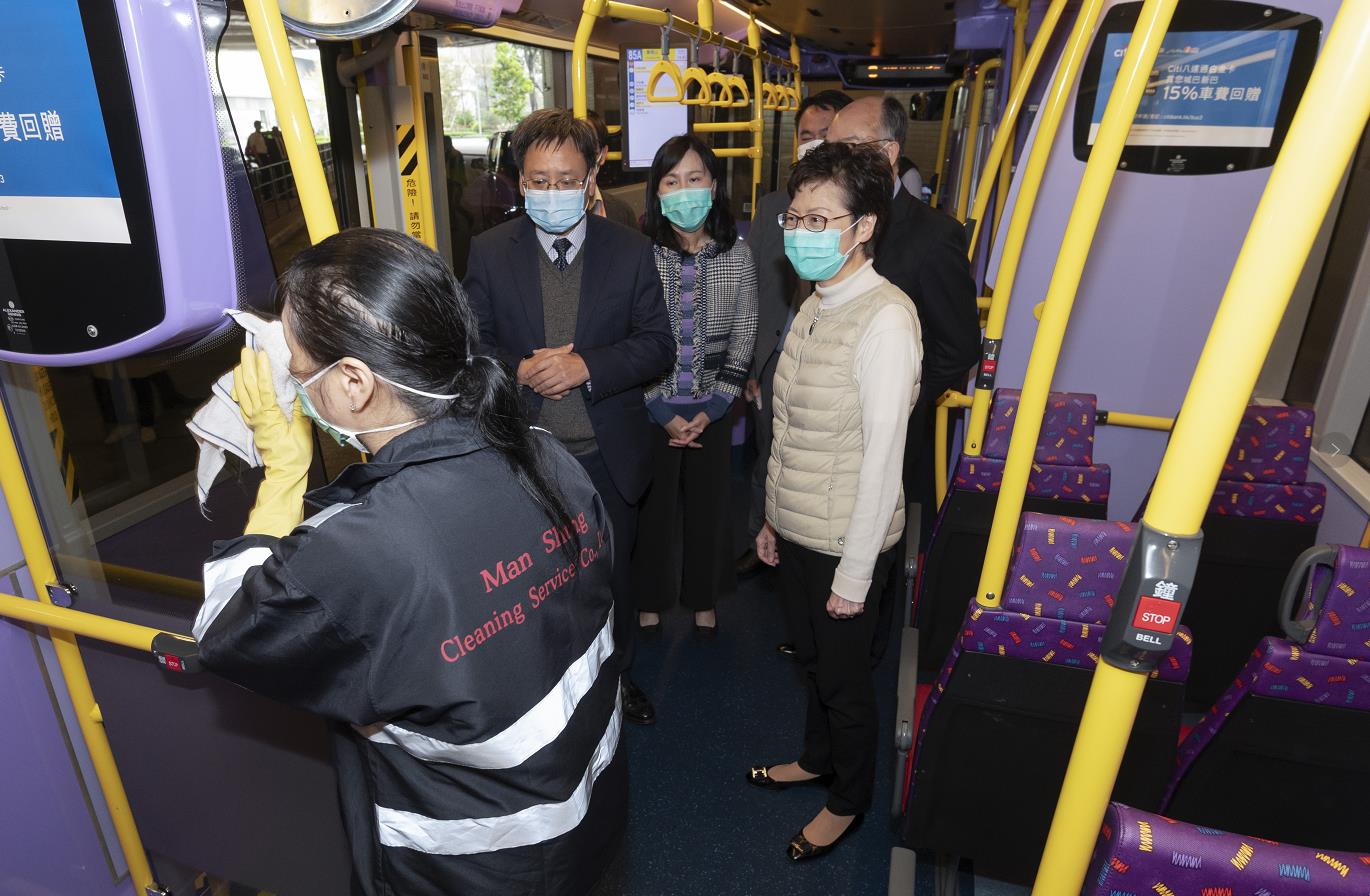 林鄭月娥(右一)視察清潔工人加強巴士車廂清潔及消毒的工作C政府新聞處圖片