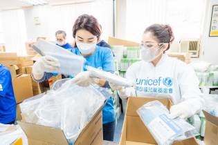 UNICEF HK主席陳晴(右)和行動大使B前國家跳水運動員郭晶晶(左)協助包裝抗疫物資C官方供圖