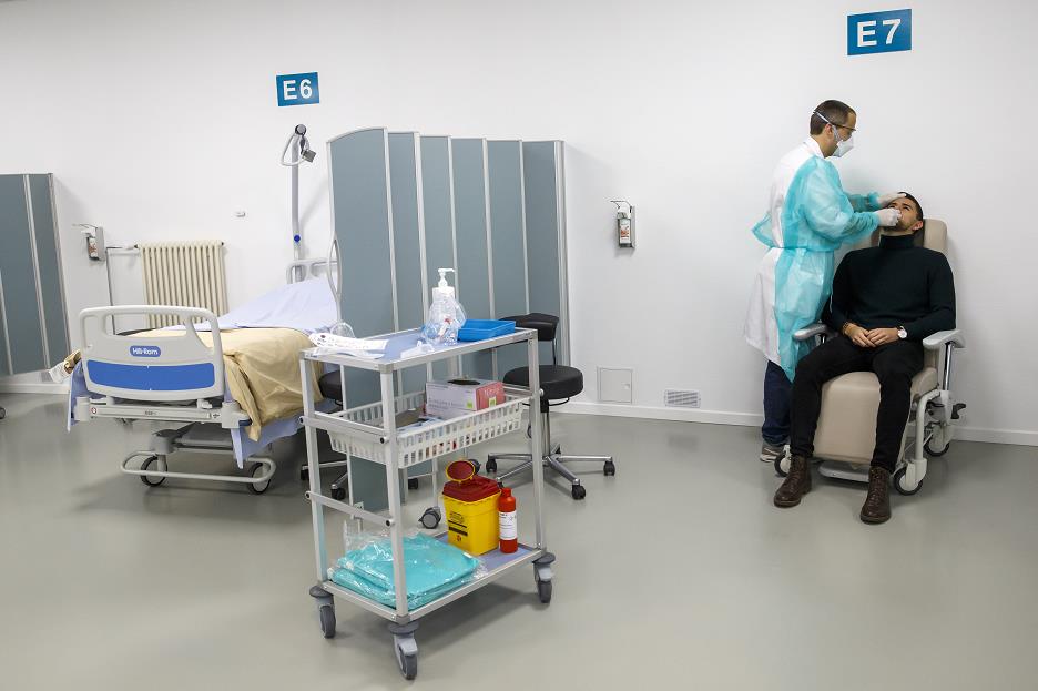 圖為瑞士一間醫院的醫生正在進行新冠病毒檢測]美聯社^