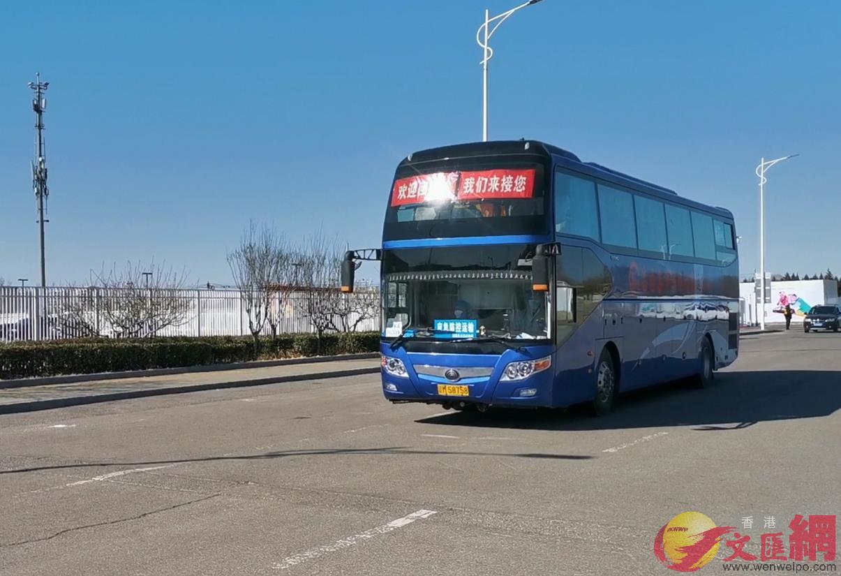 一輛鐵嶺指派大巴到北京新國展的轉運集散地A接入境目的地為鐵嶺的乘客(記者張帥 攝)