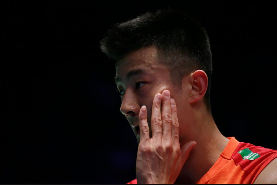 3月13日，在英國伯明翰進行的全英羽毛球公開賽男子單打四分之一決賽中，中國選手諶龍以0比2不敵馬來西亞選手李梓嘉，無緣四強。新華網