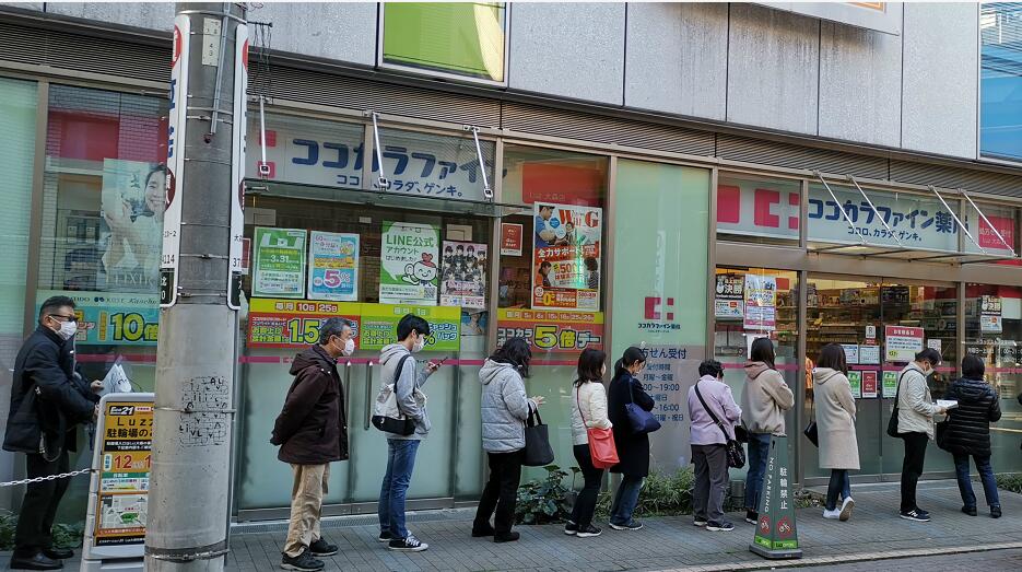 日本東京民眾在排隊買口罩A防疫物資供不應求C]中新社資料圖^
