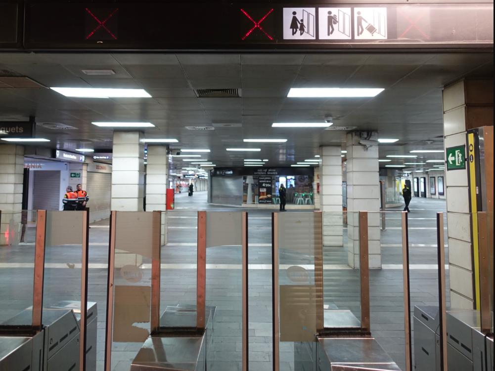 3月14日A西班牙巴塞羅那地鐵一號線部分入口關閉(新華社)